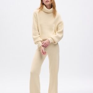 GAP Women's Cashsoft Turtle Neck Sweater